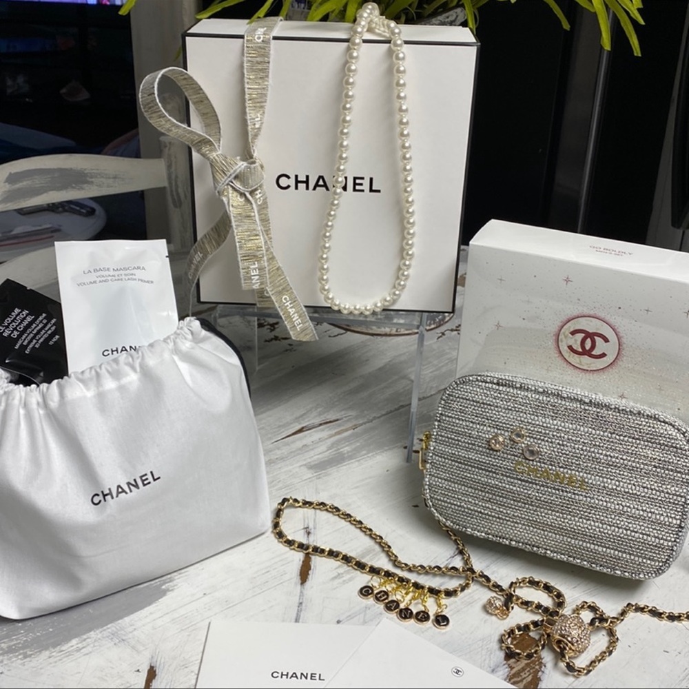 Chanel Tweed Pouch with Straps - Holiday Edition - Picture 2 of 10
